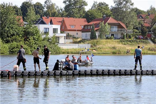 Mit Tauchern und aus Booten sucht die Feuerwehr Clausthal-Zellerfeld am Mittwochnachmittag den 20-jährigen Marokkaner. Fotos: Neuendorf
