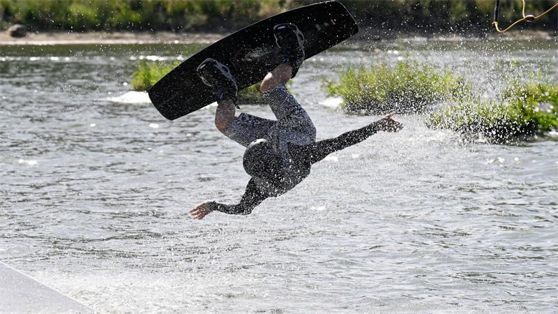 Mit Tempo übers Wasser: Mann auf Wakeboard-Anlage unterwegs