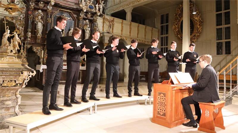 Mit Thomas Tallis steigen die Augsburger Domsingknaben in den Abend ein.