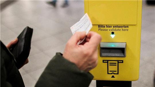 Mit Ticket ist man in Bus und Bahn auf der sicheren Seite – doch was passiert mit denen, die keines kaufen? (Symbolbild)