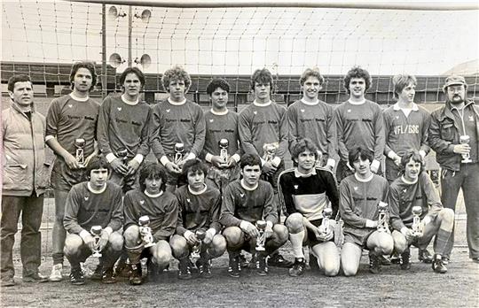 Mit Trainer Peter-W. Beyer (re.) holte die JSG GSC 08/Oker in der Saison 1982/83 den Titel in der Bezirksliga der A-Jugend. Erst jetzt gibt es einen Nachfolger. Foto: Privat