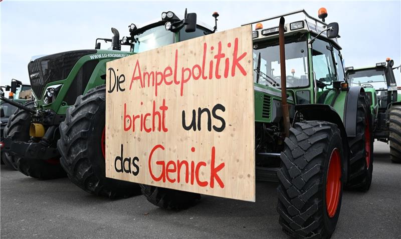 Mit Traktoren und einem Transparent mit der Aufschrift: «Die Ampelpolitik bricht uns das Genick» demonstrieren Landwirte auf dem Cannstatter Wasen gegen die Agrarpoltik der Bundesregierung.