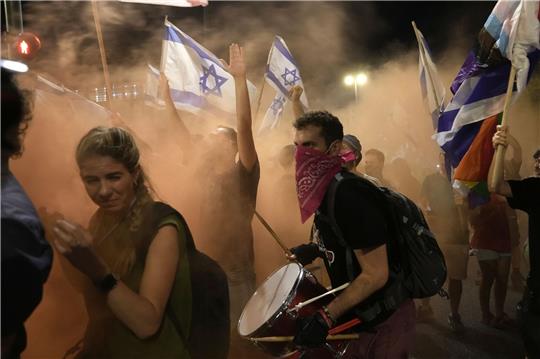 Mit Trommeln und Flaggen: Israelis demonstrieren gegen die Regierungspläne zur Überarbeitung des Justizsystems.