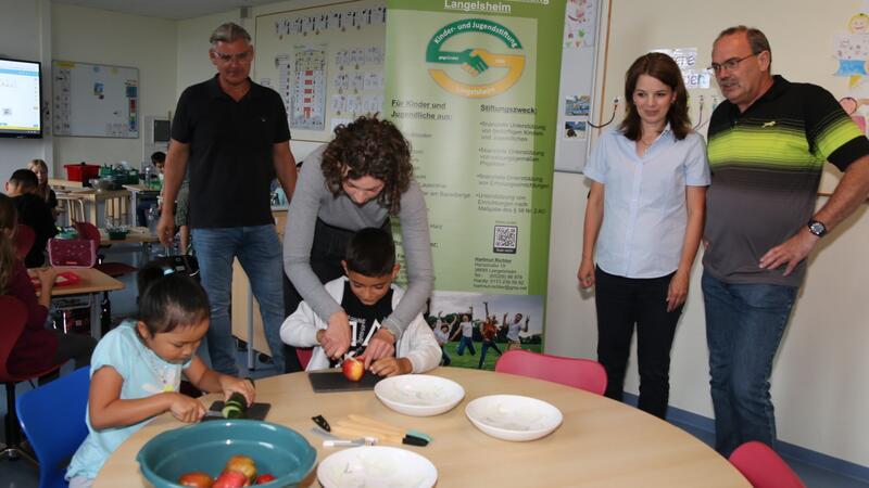 Grundschüler schnippeln gesundes Gemüse Mit Unterstützung der Kinder- und Jugendhilfe Langelsheim geht das "Gesunde Frühstück" an den Start.