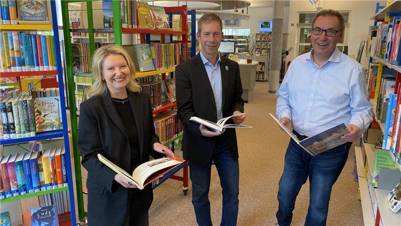 Nachfrage groß: In Bad Harzburg bekommen Kinderbücher mehr Platz Mit Unterstützung des Lionsclubs Walburga und der Stadt ist die Kinderbuchabteilung in der Stadtbücherei jetzt wesentlich geräumiger: Club-Präsidentin Beate Rotermund, Erster Stadtrat Andreas Simon und Büchereileiter Detlef Linke (r.).