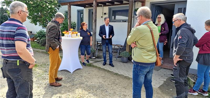 Mit Vertretern von Stadt, Landkreis und Baufirmen weiht der Tierschutzverein seinen Neubau am Sonntag offiziell ein. Foto: Privat
