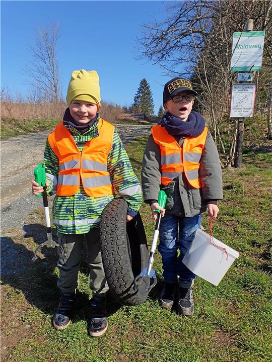 Mit Warnweste, Mini-Müllzange und Eimern sind die Kinder aus Clausthal-Zellerfeld unterwegs, um Müll zusammeln – wie hier aus der Kita Marktstraße.  Fotos: Privat/Knoke