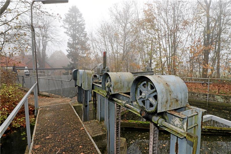 Nachhaltige Stromerzeugung mit Einsparpotenzial im Wano-Werk Mit Wasserkraft und dem Einsatz einer Turbine gewinnt das Unternehmen über das Jahr hinweg bis zu ein Drittel des benötigten Strombedarfs.