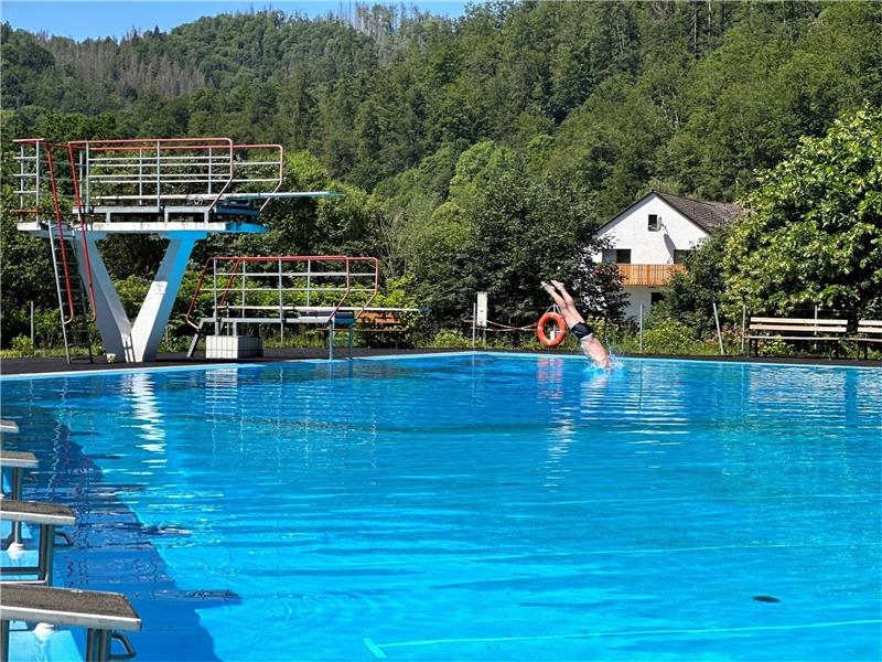 Drei Freibäder um Braunlage buhlen um Gäste Mit Wassertemperaturen von um die 20 Grad Celsius sorgt der Sprung ins Waldschwimmbad in Zorge derzeit für Erfrischung bei den Badegästen. Foto: Eggers