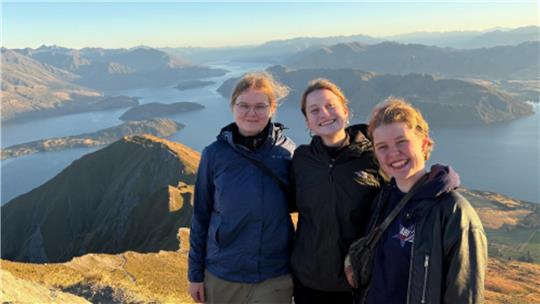 Mit Wegbegleiterin Lola (r.) wanderten die beiden auf den Roys Peak.