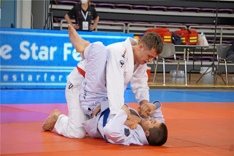 Kampfsportler Tom Linde holt bei EM-Premiere Bronze Mit Würgetechnik zum Erfolg: Tom Linde gewinnt den Kampf um Bronze schon nach 35 Sekunden. Foto: DJJV/PSCG