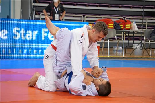 Mit Würgetechnik zum Erfolg: Tom Linde gewinnt den Kampf um Bronze schon nach 35 Sekunden. Foto: DJJV/PSCG
