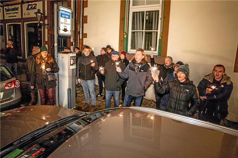 Abschiedsständchen für Goslarer Bäcker Uwe Bachmann Mit Wunderkerzen machen die Ständchensinger in der Dunkelheit auch optisch auf sich aufmerksam. Foto: Schenk