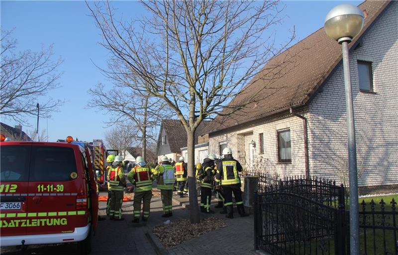Feuerwehr löscht brennendes Sofa in Vienenburg Mit acht Atemschutzgeräteträgern wurde das Haus nach mutmaßlich noch im Inneren befindlichen Personen abgesucht. Foto: Hohaus