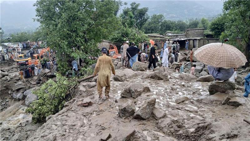 Mit allem, was verfügbar ist, suchen Einsatzkräfte und Anwohner nach Vermissten und Verschütteten nach der Sturzflut im Norden Pakistans. 