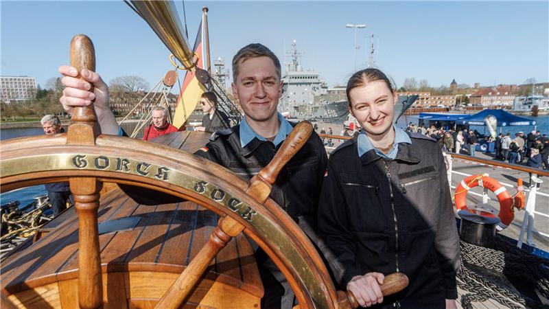 Mit an Bord sind auch Gefreite im Rahmen des Work-and-Tracvel-Programms wie Tia und Max.