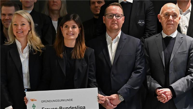 Mit auf dem Gruppenfoto: DFB-Präsident Bernd Neuendorf.