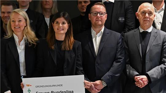 Mit auf dem Gruppenfoto: DFB-Präsident Bernd Neuendorf.