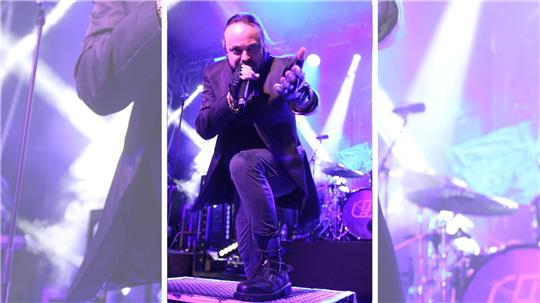 Mit ausdrucksstarken Gesten zieht Sänger Der Schulz sein Publikum in den Bann.