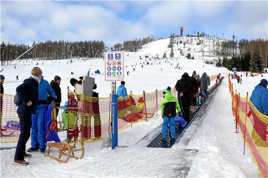Mit begeisterung wird das neue Transportband von den Wintersportlern am Wurmberg angenommen. Foto: Frank Neuendorf