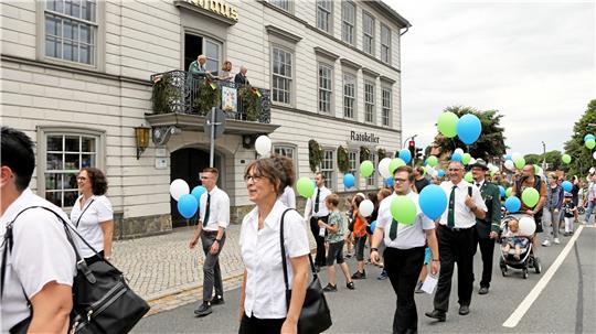 Mit bunten Ballons führt der lange Kinderumzug, begleitet von den Schützen, am Samstagnachmittag auch am Rathaus in Clausthal vorbei. Fotos: Neuendorf
