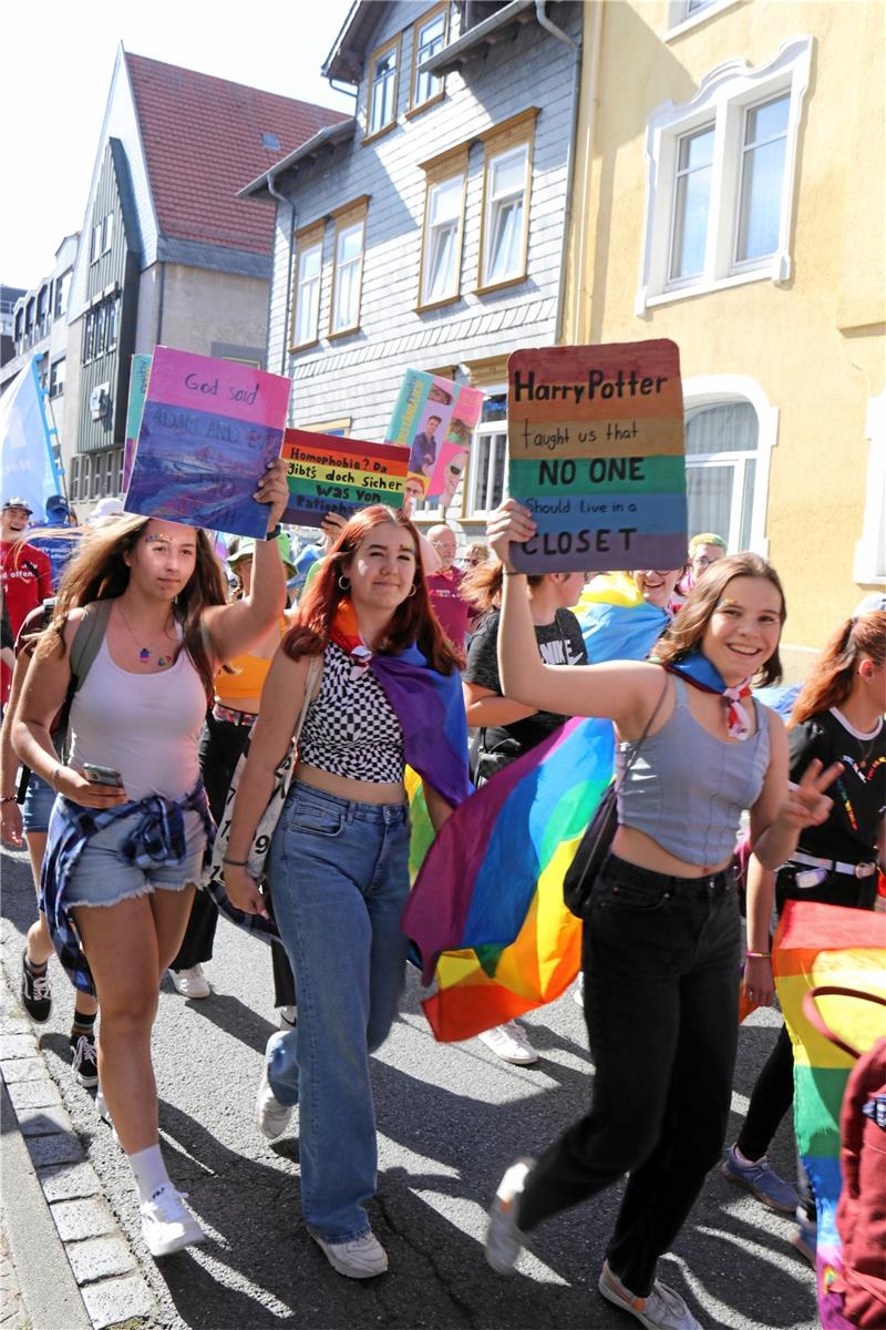 640 Demonstranten für buntes Goslar und sexuelle Vielfalt Mit bunten Plakaten und Botschaften an Homophobe ging es durch die Stadt.