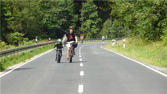 Mit dabei beim Raderlebnistag sind Stephan Schoenitz und sein Sohn Emil. Viele kennen Schoenitz als Betreiber des Lautenthaler Schnitzelkönigs. Foto: Biener