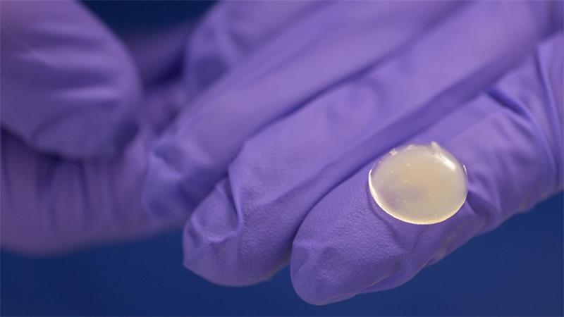 3D-Drucker stellt Kautabletten für schwer kranke Kinder her Mit dem 3D-Arzneimitteldrucker können Dosis, Konsistenz, Form, Größe und Geschmack auf die Bedürfnisse der Patienten und Patientinnen angepasst werden.