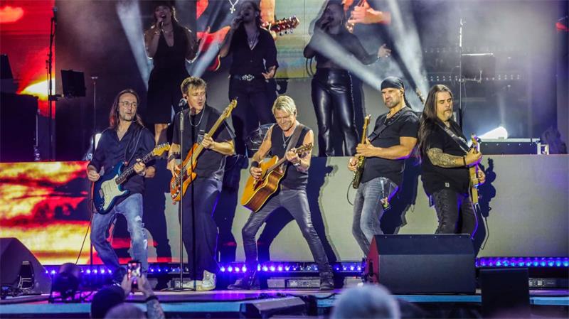 Matthias Reim und seine Band treten bei den Yellow-Jockey-Open-Airs auf.