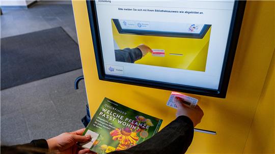 Mit dem Ausweis der Stadtbibliothek kann diese ab April in einer Testphase auch außerhalb der Öffnungszeiten besucht werden.