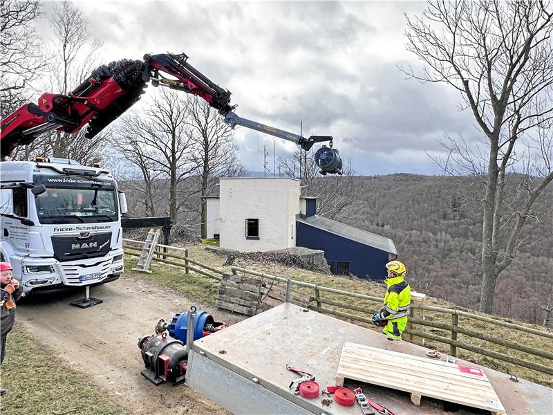 Seilbahn steht vielleicht noch etwas länger still Mit dem Autokran wird der Hauptantrieb hinüber zur Bergstation bugsiert. Dort muss er dann millimetergenau durchs Fenster des Maschinenraums manövriert werden. Fotos: Schlegel