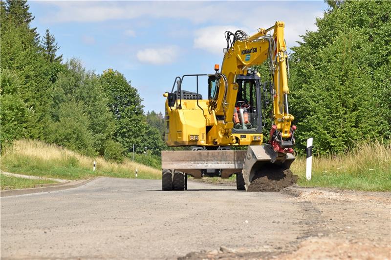 Straßensanierung: Fräsarbeiten auf der K37 schreiten voran Mit dem Bagger werden die Straßenränder abgetragen. Foto: Neumann