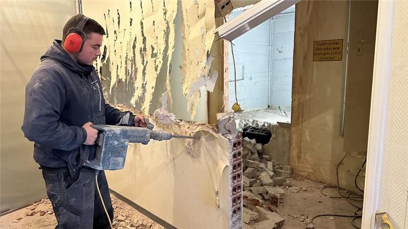 Rathaus: Mitarbeiter zerstören Wand für neuen Fahrstuhl Mit dem Bohrhammer zerstören die Mitarbeiter von „Beton Stein“ die Wand im dritten Stock des Rathauses, damit der neue Fahrstuhl eingebaut werden kann.