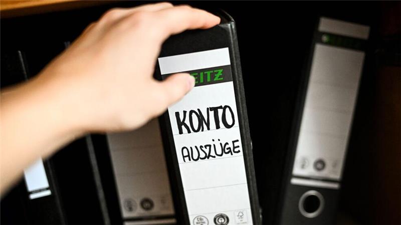 Normenkontrollrat plant Empfehlungen für neue Regierung Mit dem Bürokratieentlastungsgesetz IV, das im Oktober den Bundesrat passiert hat, wurde unter anderem die Aufbewahrungsfrist für bestimmte Belege von zehn auf acht Jahre verkürzt - Illustration.