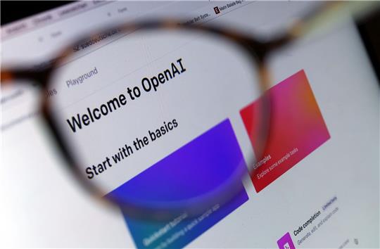 Mit dem Chatbot ChatGPT kann man sich im Internet nicht nur unterhalten. Er verfasst mithilfe Künstlicher Intelligenz (KI) auf Kommando auch Aufsätze, Gedichte, Briefe und alle möglichen anderen Texte.