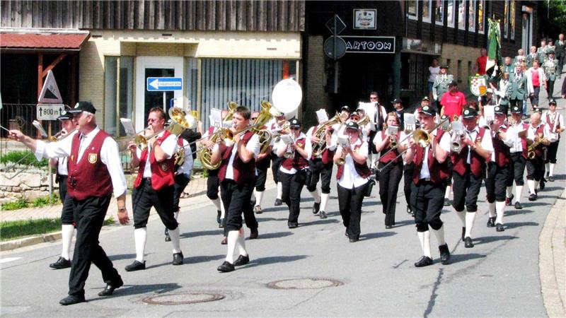 Musikalische Harzer Waldarbeiter feiern ihren 111. Geburtstag Mit dem Dirigenten Karl-Heinz Plosteiner vorweg marschiert die Blaskapelle des Waldarbeiter-Instrumental-Musikvereins durch St. Andreasberg. Der Verein feiert diese Woche sein 111-jähriges Bestehen.