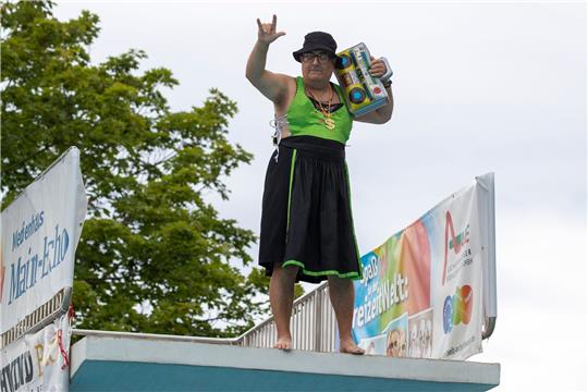 Mit dem Dirndl vom Sprungturm ins Wasser: In Aschaffenburg fand bereits zum siebten Mal das  Dirndl-Springen statt.