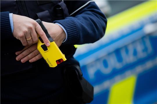 Mit dem Distanz-Elektroimpulsgerät sollen Polizisten einen Angreifer auf Distanz halten können - ohne das Risiko einer tödlichen Verletzung wie bei der Schusswaffe.