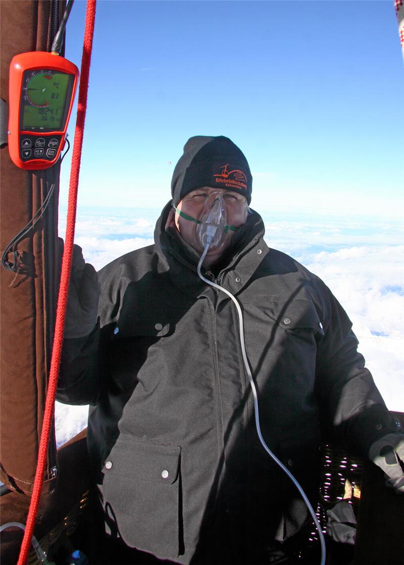 Mit dem Heißluftballon im Winter 2014 über die Alpen: Ohne Sauerstoffgerät geht in 6000 Metern nichts – und Wärme von oben spendet Heiko Ratajs Hahnenklee-Mütze.