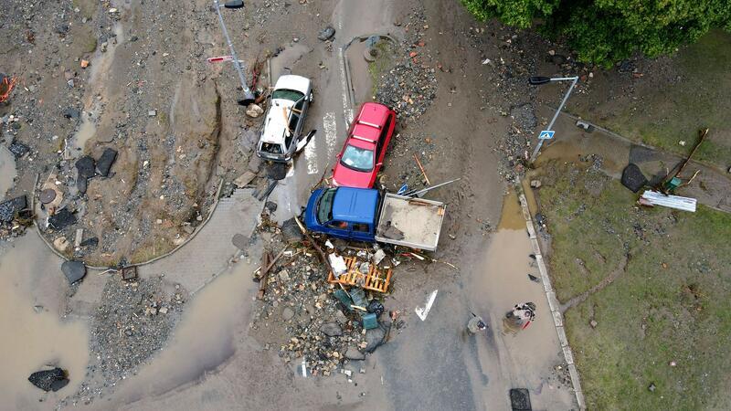 Hochwasser von Polen bis Österreich: Deutschland rüstet sich Mit dem Hochwasser verschütten in Tschechien auch Schlammberge Straßen.