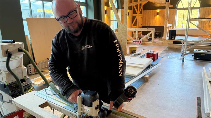 Mit dem Innenausbau der Tenne ist derzeit auch der Braunlager Zimmermann-Meister Marc Hoffmann beschäftigt.