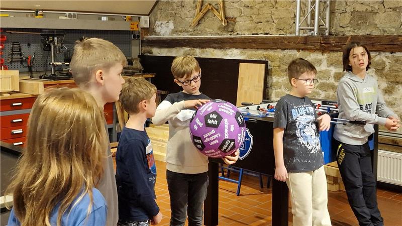 Kinder in Bad Harzburg lernen ihre Grenzen und Gefühle kennen Mit dem Kennlernball sollen die Jungs sich gegenseitig kennenlernen, bevor sie sich mit ihren Gefühlen auseinandersetzen.