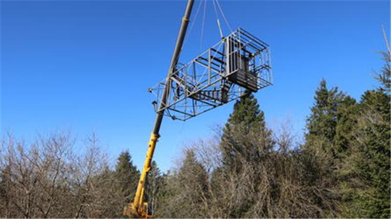 Mit dem Kran geht es für den Schalker Turm hoch in die Luft.