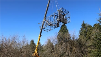 Mit dem Kran geht es für den Schalker Turm hoch in die Luft.