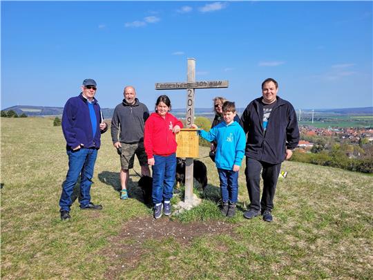 Mit dem Kreuz und dem Gipfelbuchkasten haben die Erbauer einen Ort des Gedenkens schaffen wollen. Joachim Niemeyer (v.l.) bringt zur Einweihung mit Peter Christiansen, Miriam Nerlich, Tanja Christiansen, Christian Nerlich und Christian Schmieder ein Gipfelbuch samt Stift mit. Deren Inhalte gibt es künftig auch in digitaler Form zu lesen. Foto: Exner