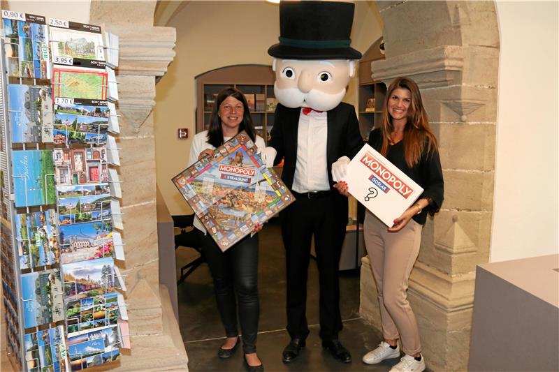 Mit dem Monopoly-Mann stellen Marina Vetter (links) und Nina Sturde (rechts) von der GMG, die Idee eines Goslar-Monopolys vor. Stralsund hat bereits ein personalisiertes Brettspiel. Der Karton von Goslar ist noch weiß, aber geplant sind Aufnahmen von besonderen Plätzen in Goslar. Foto: Otte