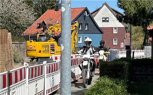Das Foto zeigt zwei Motorradfahrer, die auf dem Gehweg fahren.
