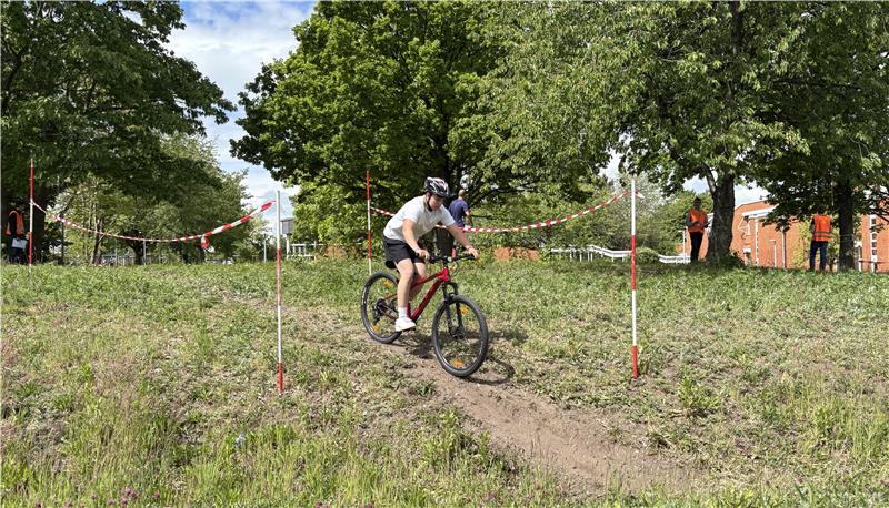 Bezirkssportfest: 16 Schulen kommen nach Goslar Mit dem Mountainbike schnellstmöglich den Parcours zu meistern, stellte sich als äußerst knifflig heraus.