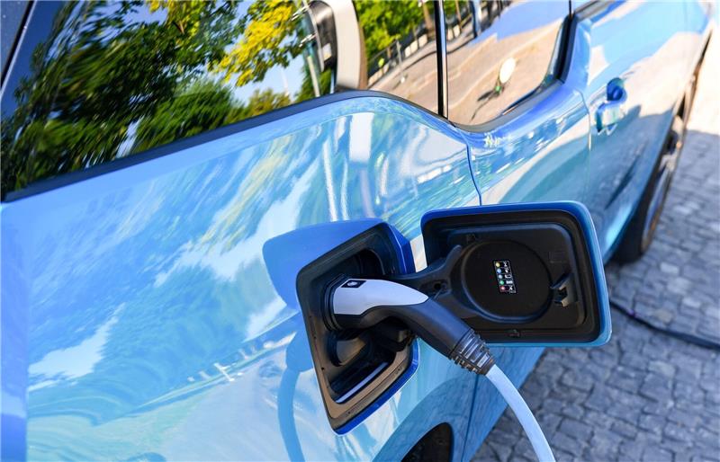 Ladestation mit Solarstrom vom Wohnhaus wird jetzt gefördert Mit dem Programm sollen private Wohngebäude mit Ladeinfrastruktur, also Ladestationen, Solarstromanlagen und Speichern ausgestattet werden.