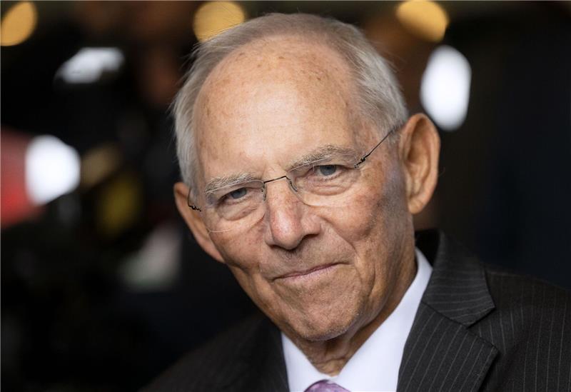 Schäubles Spartipp: „Dann zieht man halt einen Pullover an” Mit dem Pullover gegen die Kälte: Wolfgang Schäuble.